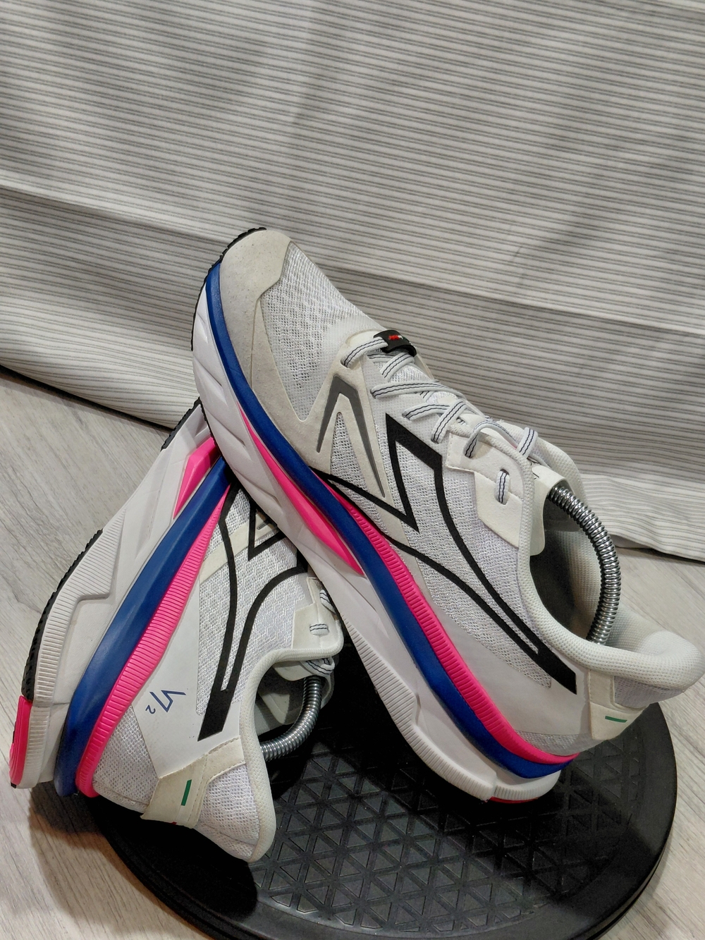 Diadora Mens V7000-2 Italian White Running Shoes with Pink & Blue Accents M10.5 - Picture 12 of 16